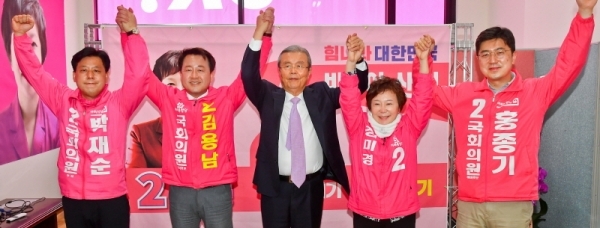 1일 오후 수원을 방문한 미래통합당 김종인 총괄선대위원장과 수원지역 출마자들이 함께 손을 들어 총선 승리를 다짐하고 있다. (왼쪽부터) 박재순 수원무, 김용남 수원병, 김 선대위원장, 정미경 수원을, 홍종기 수원정 후보.  윤원규기자