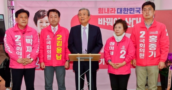 김종인 미래통합당 총괄선대위원장이 1일 오후 수원시 권선구 정미경 미래통합당 21대 총선 수원을 후보자 선거사무소에서 수원지역에 출마한 미래통합당 국회의원 후보들을 격려하고 있다. (왼쪽부터) 박재순 수원무 후보, 김용남 수원병, 김 선대위원장, 정 후보, 홍종기 수원정후보. 윤원규기자