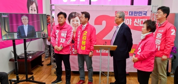 김종인 미래통합당 총괄선대위원장이 1일 오후 수원시 권선구 정미경 미래통합당 21대 총선 수원을 후보자 선거사무소에서 수원지역에 출마한 미래통합당 국회의원 후보들을 격려하고 있다. (왼쪽부터) 박재순 수원무 후보, 김용남 수원병, 김 선대위원장, 정 후보, 홍종기 수원정후보. 윤원규기자