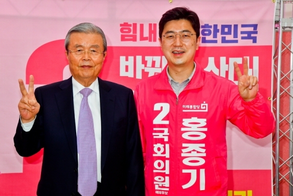 김종인 미래통합당 총괄선대위원장(오른쪽)이 1일 오후 수원시 권선구 정미경 미래통합당 21대 총선 수원을 후보자 선거사무소에서 김용남 수원병 후보와 기념촬영을 하고 있다. 윤원규기자