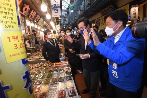 1일 오전 수원시 못골시장에서 이낙연 더불어민주당 공동 상임선대위원장과 수원병 선거구에 출마한 김영진 후보가 상인들과 인사를 나누고 있다.조주현기자