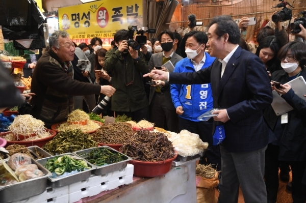 1일 오전 수원시 못골시장에서 이낙연 더불어민주당 공동 상임선대위원장과 수원병 선거구에 출마한 김영진 후보가 상인들과 인사를 나누고 있다.조주현기자