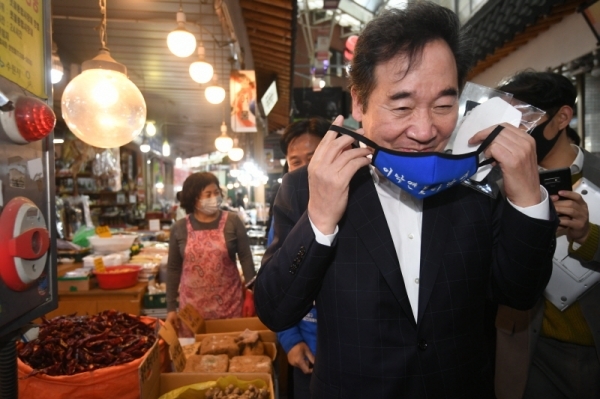 1일 오전 수원시 못골시장에서 이낙연 더불어민주당 공동 상임선대위원장과 수원병 선거구에 출마한 김영진 후보가 상인들과 인사를 나누고 있다.조주현기자