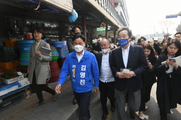 1일 오전 수원시 못골시장에서 이낙연 더불어민주당 공동 상임선대위원장과 수원병 선거구에 출마한 김영진 후보가 상인들과 인사를 나누고 있다.조주현기자