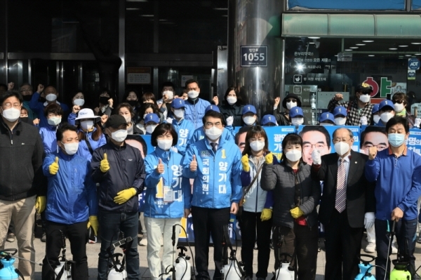 더불어민주당 양기대 광명을 후보는 공식선거운동 첫날인 2일 광명시 하안사거리에서 코로나19 극복을 위한 ‘방역출정식’을 개최했다. 양기대 선거사무소 제공