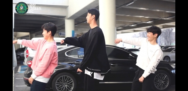 ▲ 안산 팬들의 소원을 들어주는 코너에서 ‘아무노래 챌린지’ 미션을 수행한 (왼쪽부터) 김태현, 이래준, 민준영.유튜브 안산 그리너스 캡처
