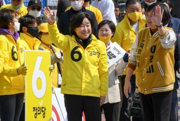 정의당 심상정 대표가 2일 오전 인천시 연수구 송도국제도시의 한 사거리에서 '정의당 제21대 총선 출정식'에 앞서 이정미 후보와 함께 지지를 호소하고 있다. 장용준기자