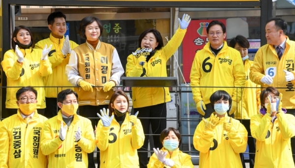 정의당 심상정 대표가 2일 오전 인천시 연수구 송도국제도시의 한 사거리에서 열린 '정의당 제21대 총선 출정식'에서 시민들에게 지지호소를 하고 있다. 장용준기자