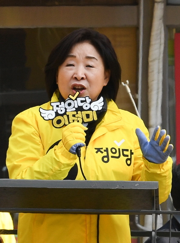 정의당 심상정 대표가 2일 오전 인천시 연수구 송도국제도시의 한 사거리에서 열린 '정의당 제21대 총선 출정식'에서 시민들에게 지지호소를 하고 있다. 장용준기자