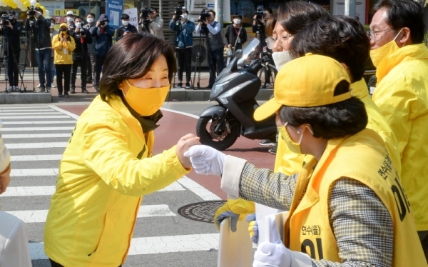 정의당 심상정 대표가 2일 오전 인천시 연수구 송도국제도시의 한 사거리에서 '정의당 제21대 총선 출정식'에 앞서 운동원들과 주먹 인사를 나누고 있다. 장용준기자