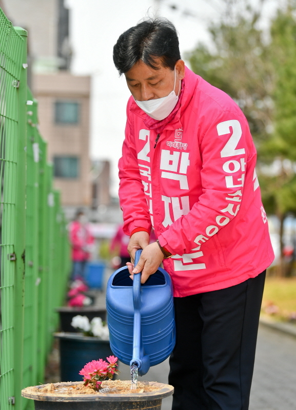 4·15 총선 공식 선거운동 개시일인 2일 오후 수원시 권선구 버드네도서관 일대에서 미래통합당 박재순 수원무 후보가 선거 운동의 일환으로 지역 주민들의 화분에 물을 주며 조경활동을 하고 있다. 윤원규기자