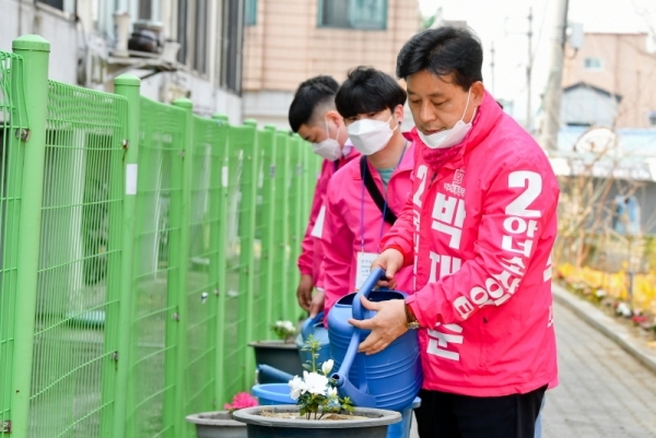 4·15 총선 공식 선거운동 개시일인 2일 오후 수원시 권선구 버드네도서관 일대에서 미래통합당 박재순 수원무 후보가 선거 운동의 일환으로 지역 주민들의 화분에 물을 주며 조경활동을 하고 있다. 윤원규기자