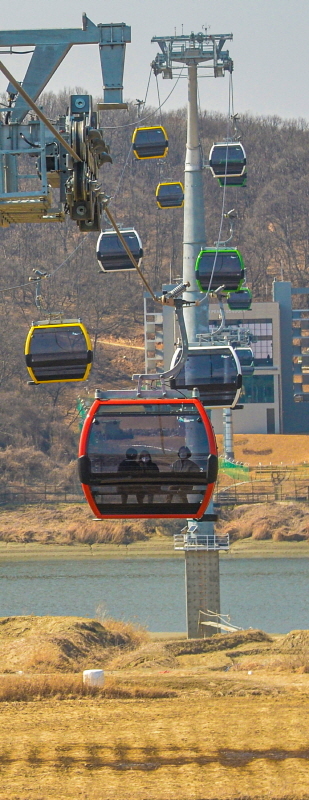 전국 최초로 민간인출입통제선 구간을 오가는 ‘파주 임진각 평화 곤돌라’가 개통을 사흘 앞두고 막바지 시험운행을 하고 있다. 오는 6일 개통 예정인 평화 곤돌라는 파주 임진각 탑승장에서 출발해 임진강을 건너 민통선 지역인 군내면 백연리 정류장까지 총 850m 구간을 운행하며, 임진강과 자유의 다리, 통일대교 등을 한눈에 바라볼 수 있어 많은 관광객들이 찾을 것으로 기대되고 있다. 조주현기자