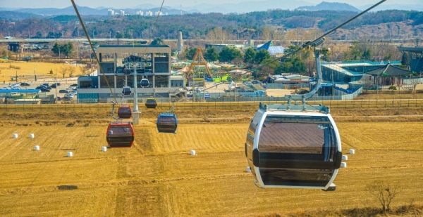 전국 최초로 민간인출입통제선 구간을 오가는 ‘파주 임진각 평화 곤돌라’가 개통을 사흘 앞두고 막바지 시험운행을 하고 있다. 오는 6일 개통 예정인 평화 곤돌라는 파주 임진각 탑승장에서 출발해 임진강을 건너 민통선 지역인 군내면 백연리 정류장까지 총 850m 구간을 운행하며, 임진강과 자유의 다리, 통일대교 등을 한눈에 바라볼 수 있어 많은 관광객들이 찾을 것으로 기대되고 있다. 조주현기자