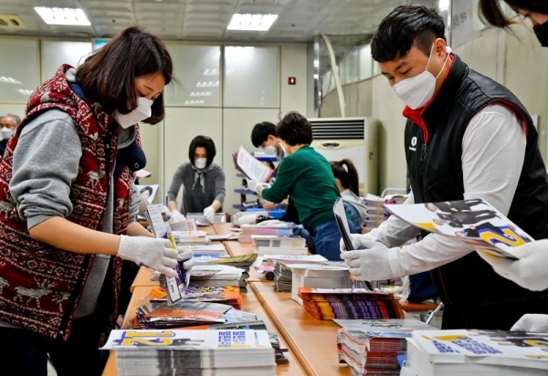 4일 오전 수원시 권선구 선거관리위원회에서 관계자들이 선거공보·투표안내문 발송작업을 하고 있다. 제21대 국회의원선거 후보자 정보가 담긴 책자형 선거 공보물은 오는 5일까지 각 가정으로 발송될 예정이다. 윤원규기자