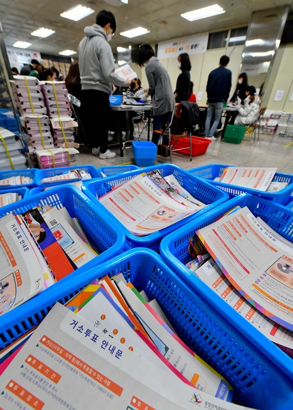 4일 오전 수원시 권선구 선거관리위원회에서 관계자들이 선거공보·투표안내문 발송작업을 하고 있다. 제21대 국회의원선거 후보자 정보가 담긴 책자형 선거 공보물은 오는 5일까지 각 가정으로 발송될 예정이다. 윤원규