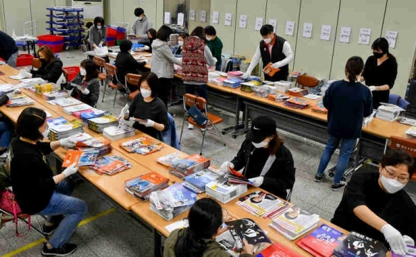 4일 오전 수원시 권선구 선거관리위원회에서 관계자들이 선거공보·투표안내문 발송작업을 하고 있다. 제21대 국회의원선거 후보자 정보가 담긴 책자형 선거 공보물은 오는 5일까지 각 가정으로 발송될 예정이다. 윤원규기자