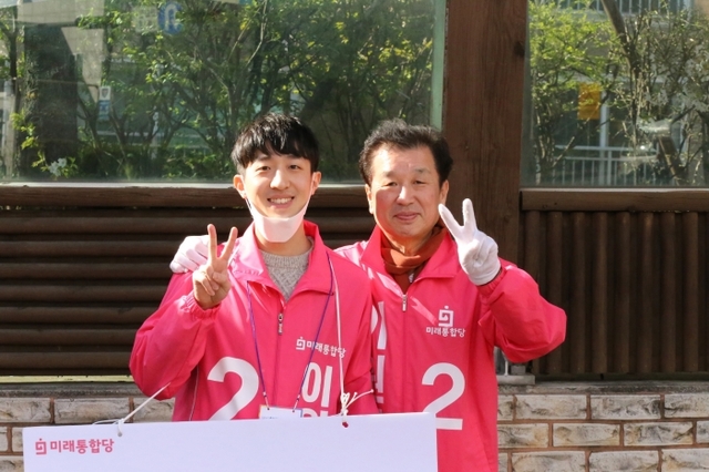 미래통합당 이원복 남동을 후보(왼쪽)와 아들 해원씨(오른쪽)가 지난 4일 남동구 구월2동 주민센터 앞 사거리 유세에서 유세차에 올라 유권자들에게 1표를 호소했다. 이원복 후보 캠프 제공