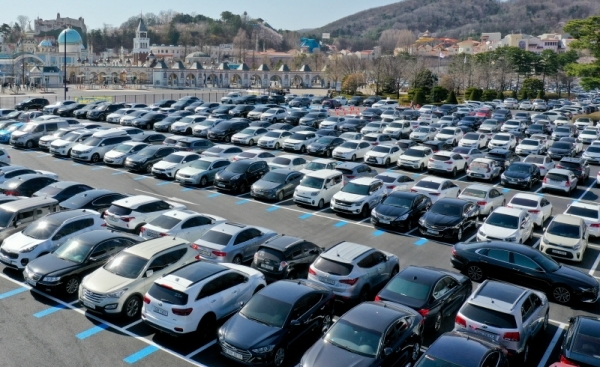 코로나19로 사회적 거리두기를 2주 더 진행하는 정부발표가 있었던 4일 오후, 정부의 발표에도 경기도의 한 놀이공원 주차장에 주말을 맞아 놀이공원을 찾은 차들로 가득하다. 윤원규기자