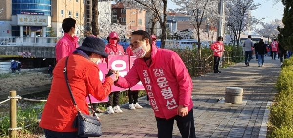 5일 오전 계양구 서부간선천벚꽃길에서 미래통합당 윤형선 계양을 후보가 산책 나온 유권자들에게 지지를 호소하고 있다. 윤형선 계양을 후보 선거사무소 제공