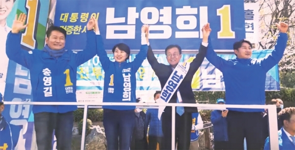 지난 4일 이천수 인천유나이티드 전력강화실장(오른쪽 1번째)이 더불어민주당 남영희 동∙미추홀을 후보 유세차량에 올라 포즈를 취하고 있다. 남영희후보 유튜브 캡처