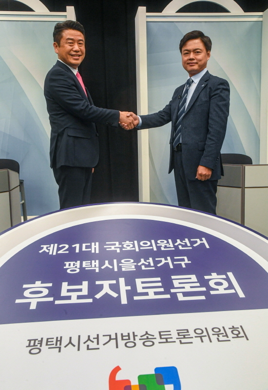 제21대 국회의원선거 평택시을 선거구 후보자 토론회가 열린 5일 오후 티브로드 기남방송 스튜디오에서 (왼쪽부터)미래통합당 유의동 후보와 더불어민주당 김현정 후보가 기념촬영을 하고 있다.조주현기자