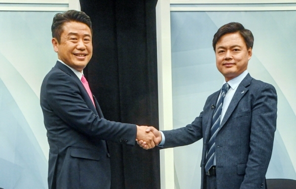 제21대 국회의원선거 평택시을 선거구 후보자 토론회가 열린 5일 오후 티브로드 기남방송 스튜디오에서 (왼쪽부터)미래통합당 유의동 후보와 더불어민주당 김현정 후보가 기념촬영을 하고 있다.조주현기자