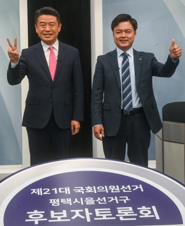 제21대 국회의원선거 평택시을 선거구 후보자 토론회가 열린 5일 오후 티브로드 기남방송 스튜디오에서 (왼쪽부터)미래통합당 유의동 후보와 더불어민주당 김현정 후보가 기념촬영을 하고 있다.조주현기자