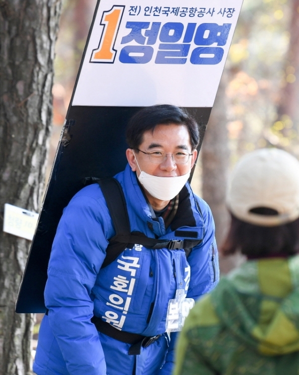 제21대 국회의원 선거(총선)의 공식 선거운동 첫 휴일인 5일 인천 연수 을에 출마한 더불어민주당 정일영 후보가 청량산에서 유권자에게 지지를 호소 하고 있다. 장용준기자
