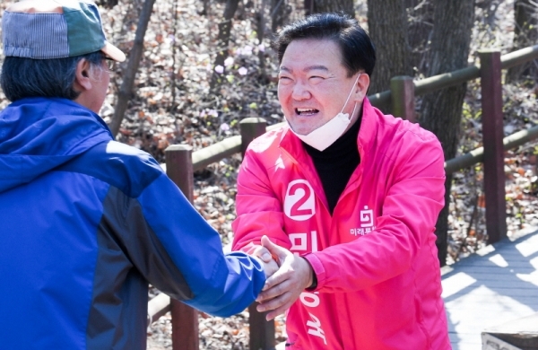 제21대 국회의원 선거(총선)의 공식 선거운동 첫 휴일인 5일 인천 연수 을에 출마한 미래통합당 민경욱 후보가 청량산에서 유권자에게 지지를 호소 하고 있다. 장용준기자