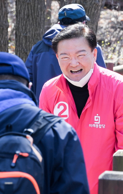 제21대 국회의원 선거(총선)의 공식 선거운동 첫 휴일인 5일 인천 연수 을에 출마한 미래통합당 민경욱 후보가 청량산에서 유권자에게 지지를 호소 하고 있다. 장용준기자
