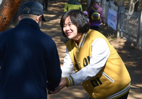 제21대 국회의원 선거(총선)의 공식 선거운동 첫 휴일인 5일 인천 연수 을에 출마한 정의당 이정미후보가 청량산에서 유권자에게 지지를 호소 하고 있다. 장용준기자
