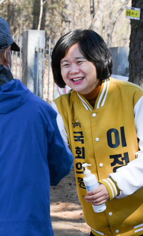 제21대 국회의원 선거(총선)의 공식 선거운동 첫 휴일인 5일 인천 연수 을에 출마한 정의당 이정미후보가 청량산에서 유권자에게 지지를 호소 하고 있다. 장용준기자