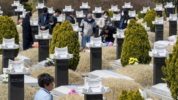 5일 한식(寒食)을 맞아  인천시 부평구 인천가족공원을 찾은 성묘객이 조상의 묘를 찾아서 성묘를 하고 있다. 장용준기자
