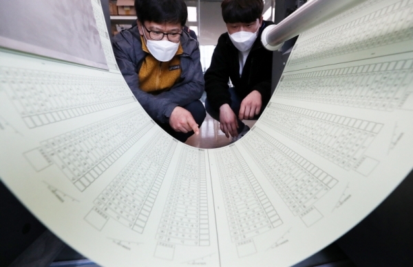 제21대 국회의원 선거 투표용지 인쇄가 시작된 6일 오전 수원시 권선구의 한 인쇄소에서 관계자들이 투표용지를 검수하고 있다. 이번 선거는 35곳의 정당이 비례대표 선거에 참여하면서 정당투표 용지 길이가 역대 최장인 48.1cm에 달한다.조주현기자