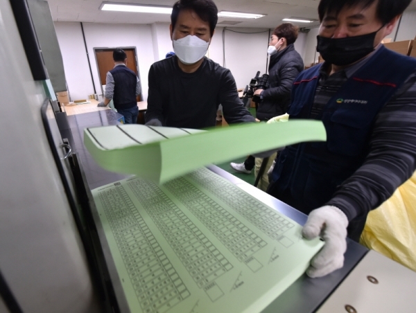 제21대 국회의원 선거 투표용지 인쇄가 시작된 6일 오전 수원시 권선구의 한 인쇄소에서 관계자들이 투표용지를 검수하고 있다. 이번 선거는 35곳의 정당이 비례대표 선거에 참여하면서 정당투표 용지 길이가 역대 최장인 48.1cm에 달한다.조주현기자