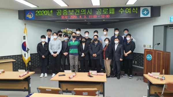 복무를 마치는 공중보건의에 공로패를 전달한 뒤 기념촬영을 하고 있다. 강화군 제공