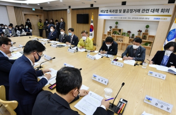 6일 경기도청 상황실에서 열린 '배달앱 독과점 및 불공정거래 관련 대책회의'에서 이재명 경기도지사가 발언을 하고 있다. 김시범기자