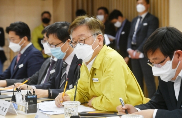 6일 경기도청 상황실에서 열린 '배달앱 독과점 및 불공정거래 관련 대책회의'에서 이재명 경기도지사가 발언을 하고 있다. 김시범기자