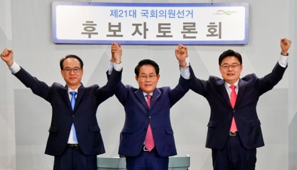 제21대 국회의원선거 동두천시,연천군 선거구 후보자 토론회가 열린 6일 오후 의정부 문화원에서 후보자와 사회자가이 토론을 앞두고 기념촬영을 하고 있다. (왼쪽부터) 더불어민주당 서동욱 후보, 토론 사회자, 미래통합당 김성원 후보.  윤원규기자