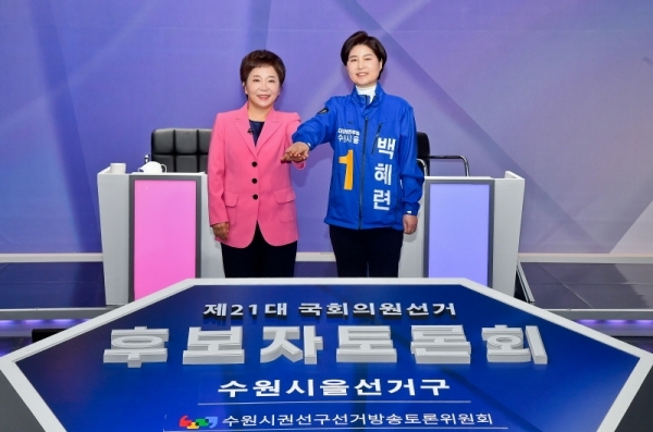 제21대 국회의원선거 수원시을 선거구 후보자 토론회가 열린 6일 오전 티브로드 수원방송 스튜디오에서 후보자들이 함께 손을 모으고 상호간 존중하는 토론을 다짐하고 있다. (왼쪽부터) 미래통합당 정미경, 더불어 민주당 백혜련 후보.  윤원규기자