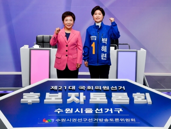 제21대 국회의원선거 수원시을 선거구 후보자 토론회가 열린 6일 오전 티브로드 수원방송 스튜디오에서 후보자들이 상호간 존중하는 토론을 다짐하고 있다. (왼쪽부터) 미래통합당 정미경, 더불어 민주당 백혜련 후보.  윤원규기자