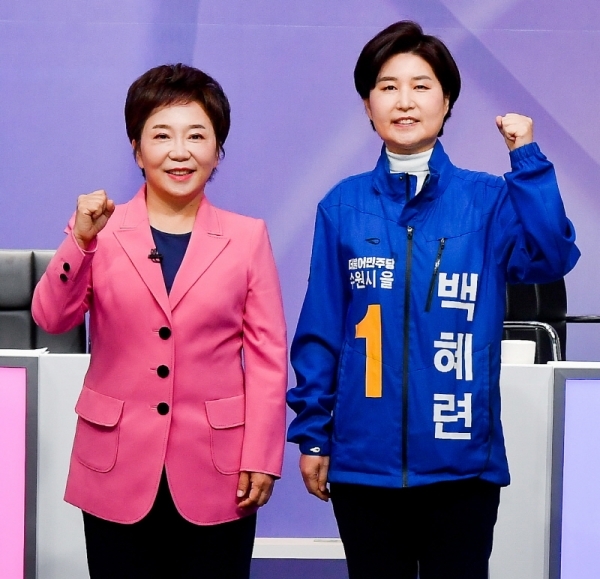 제21대 국회의원선거 수원시을 선거구 후보자 토론회가 열린 6일 오전 티브로드 수원방송 스튜디오에서 후보자들이 상호간 존중하는 토론을 다짐하고 있다. (왼쪽부터) 미래통합당 정미경, 더불어 민주당 백혜련 후보.  윤원규기자