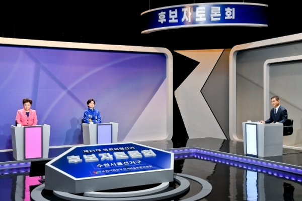제21대 국회의원선거 수원시을 선거구 후보자 토론회가 열린 6일 오전 티브로드 수원방송 스튜디오에서 후보자들이는 토론을 준비하고 있다. (왼쪽부터) 미래통합당 정미경, 더불어 민주당 백혜련 후보.  윤원규기자