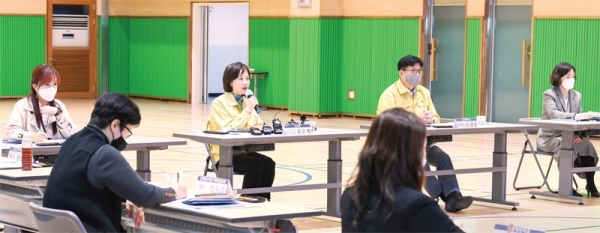 유은혜 사회부총리 겸 교육부장관이 6일 인천시 미추홀구 공립 특수학교인 인천청인학교에서 열린 '온라인 개학 대비 특수학교 현장 간담회'에서 인사말을 하고 있다. 장용준기자