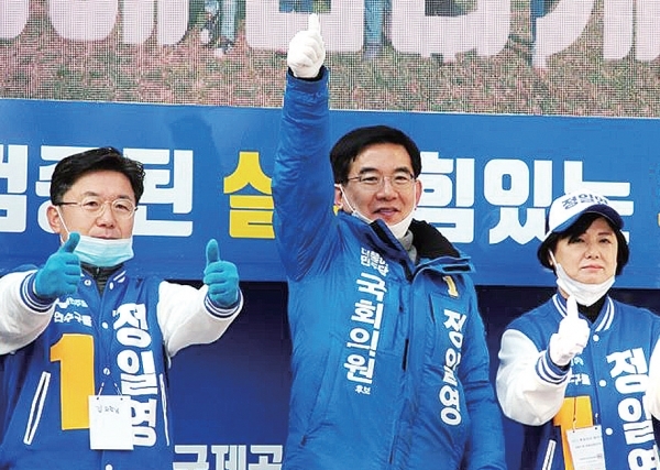 더불어민주당 정일영 연수을 후보(가운데)가 유세차에 올라 유권자에게 지지를 호소하고 있다