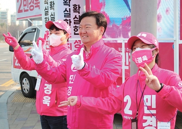미래통합당 민경욱 연수을 후보가 거리유세 현장에서 손가락으로 기호 2번을 표시하며 선거운동을 하고 있다.