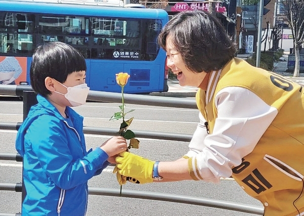 정의당 이정미 연수을 후보가 거리유세 현장에서 한 어린이로부터 응원의 의미로 노란 꽃을 선물받고 있다.