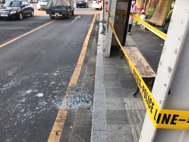 지난 3일 당시 A군이 던진 벽돌로 파손된 진건읍 버스정류장 모습 선대본부 제공