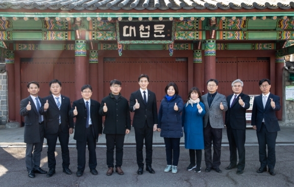 더불어민주당 한준호 고양을 국회의원 후보가 행주산성·서오릉 등 문화공원 조성 공약을 발표했다. 사진은 최근 행주산성 대첩문 앞에서 기념사진을 찍고 있는 한 후보와 더불어민주당 시·도의원들.사진=한준호 캠프